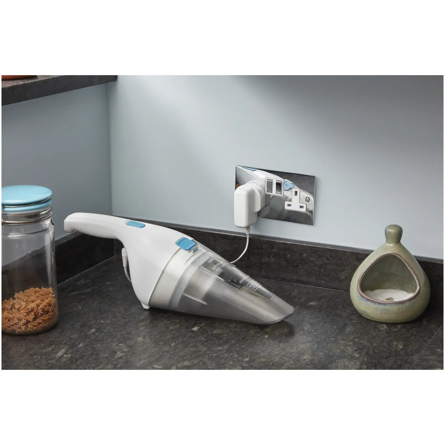 BDP0031_6 Black+Decker 3.6v Cordless Dustbuster