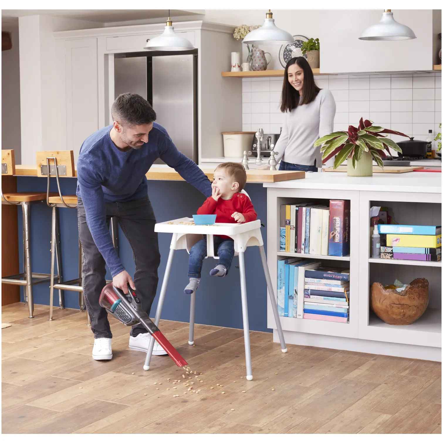 BDP0111_13 Black+Decker 12v Cordless Dustbuster