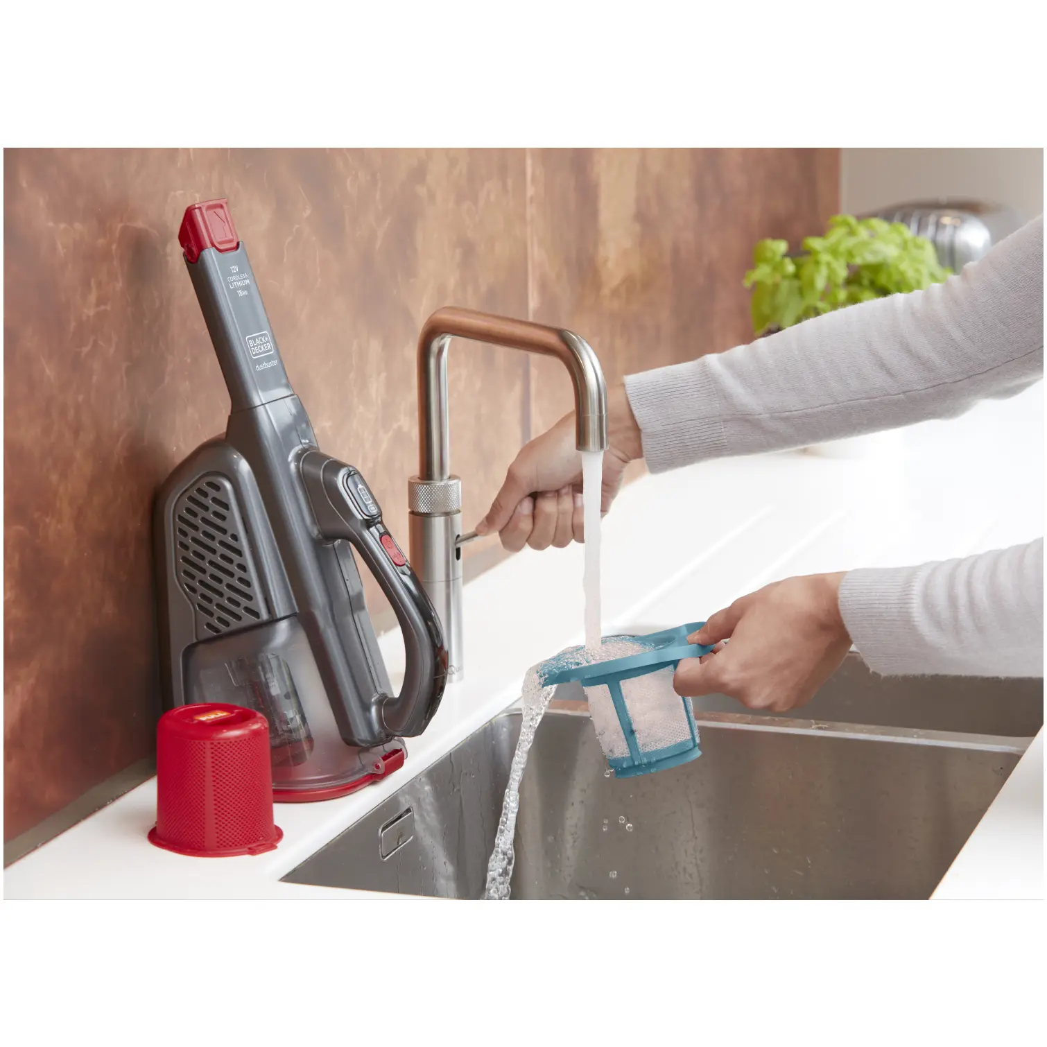 BDP0111_5 Black+Decker 12v Cordless Dustbuster
