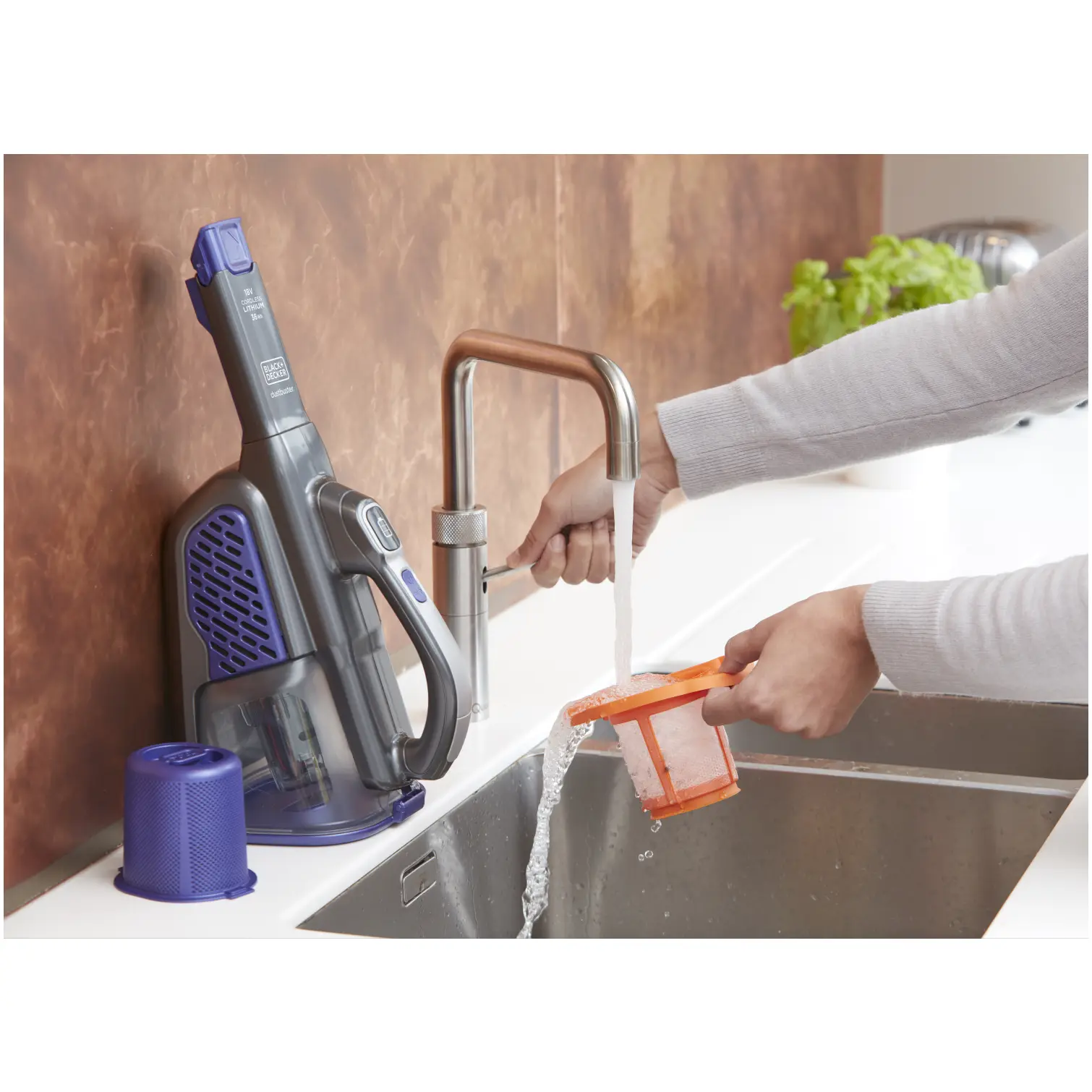 BDP0112_22 Black+Decker 18v Cordless Dustbuster