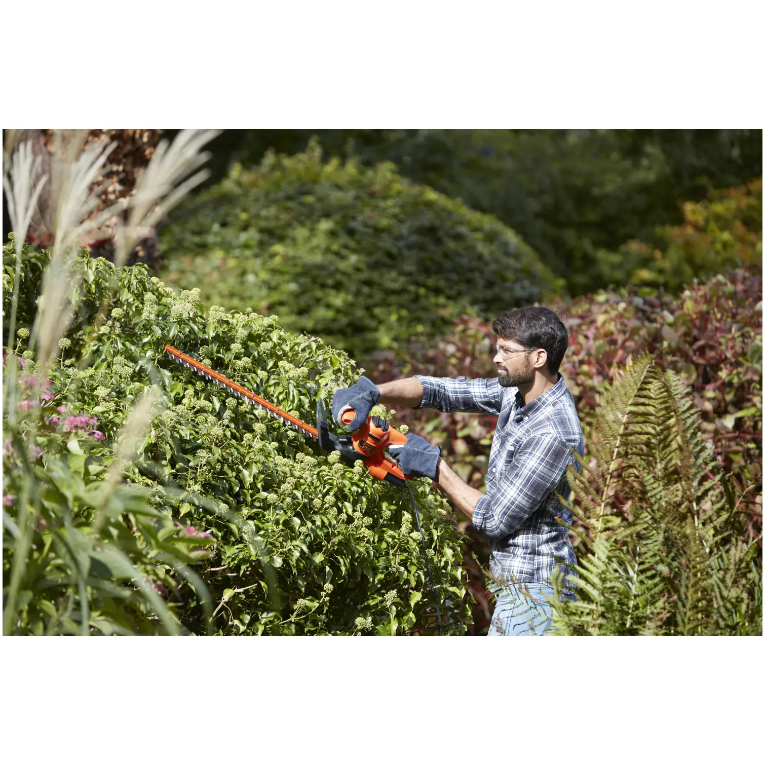 BDP0133_4 Black+Decker Hedge Trimmer 420w 45cm