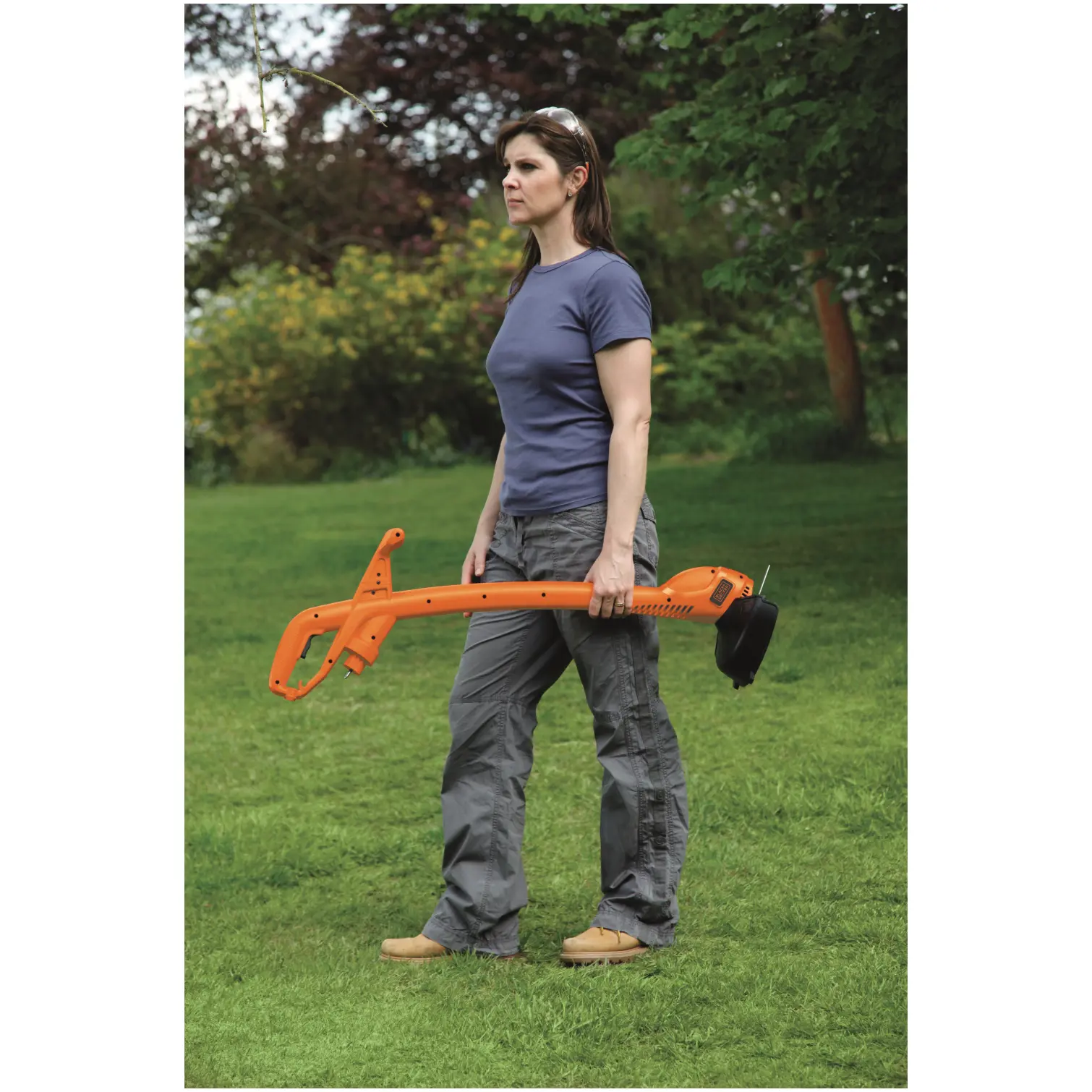 BDP0140_3 Black+Decker Bump Feed Strimmer 350w 25cm