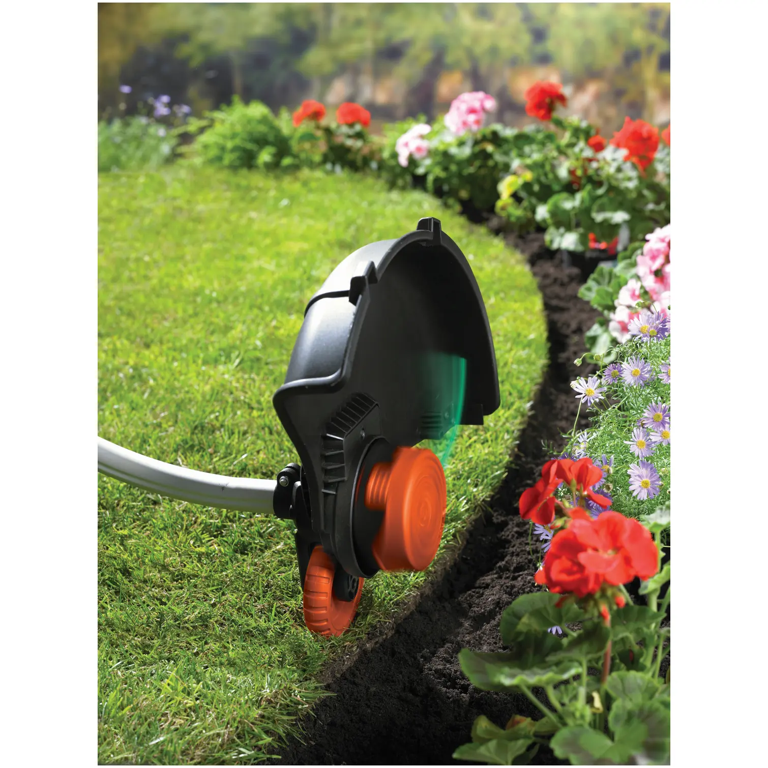 BDP0166_4 Black+Decker Trim & Edge Reflex Strimmer 900w 35cm