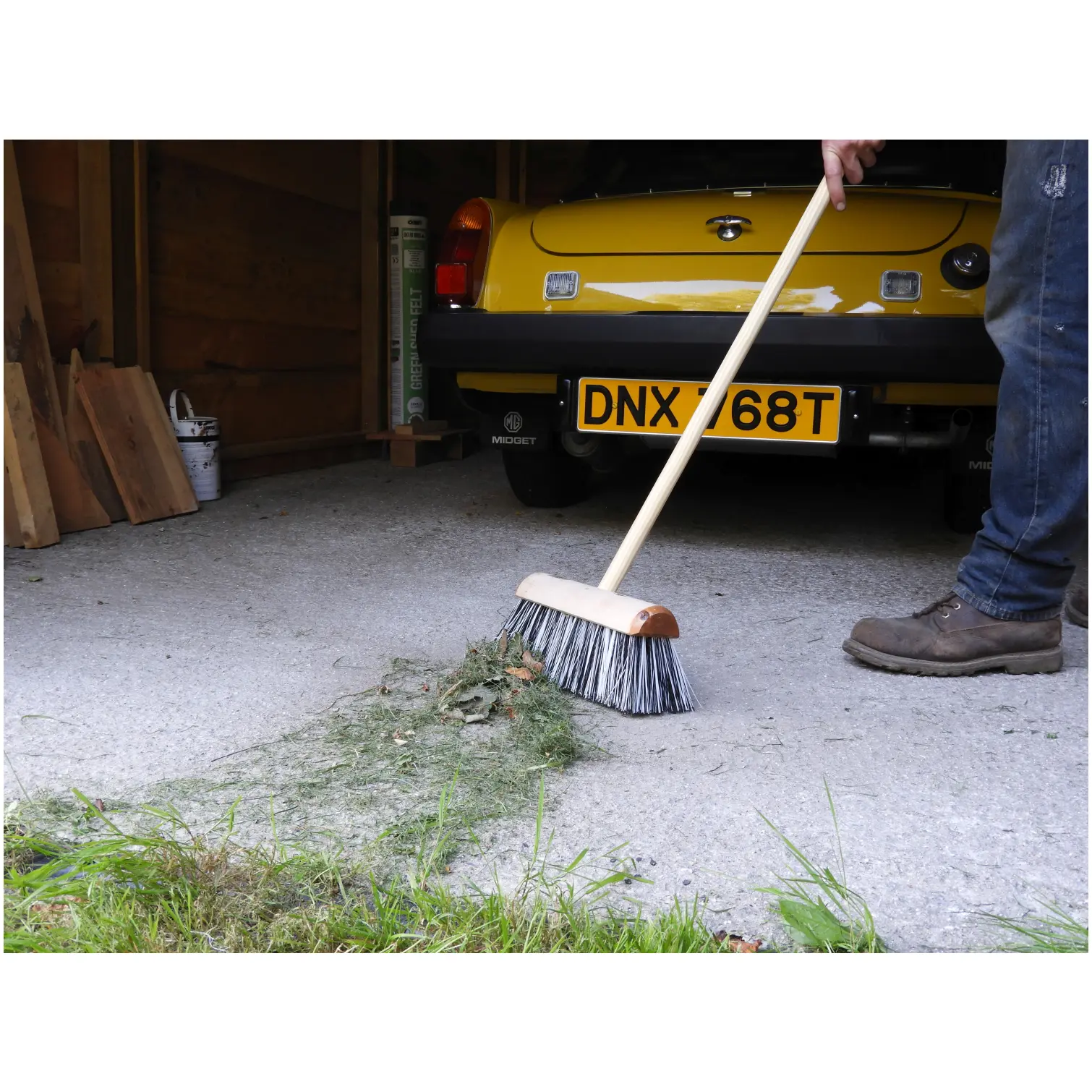 HER0122_1 Hillbrush 263mm Stiff Black White PP Broom