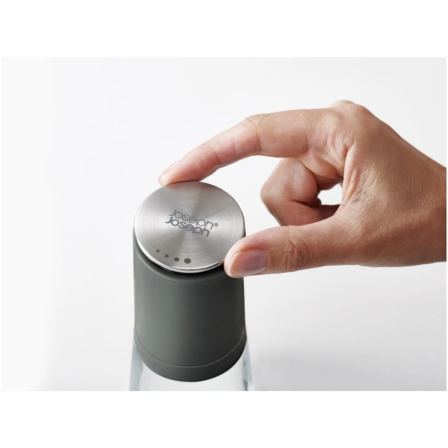 JPH0135_3 Joseph Joseph Duo No-Spill Salt & Pepper Set