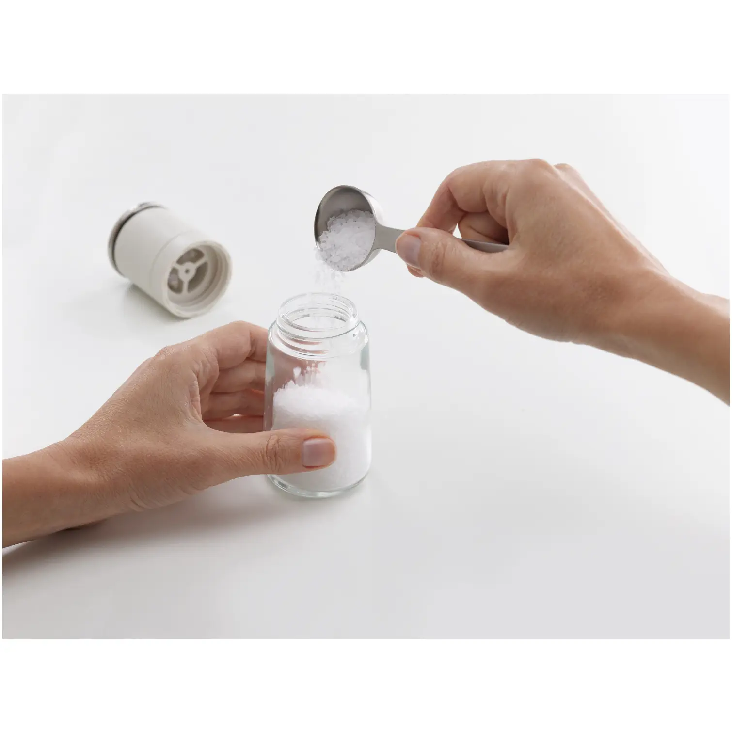 JPH0135_5 Joseph Joseph Duo No-Spill Salt & Pepper Set
