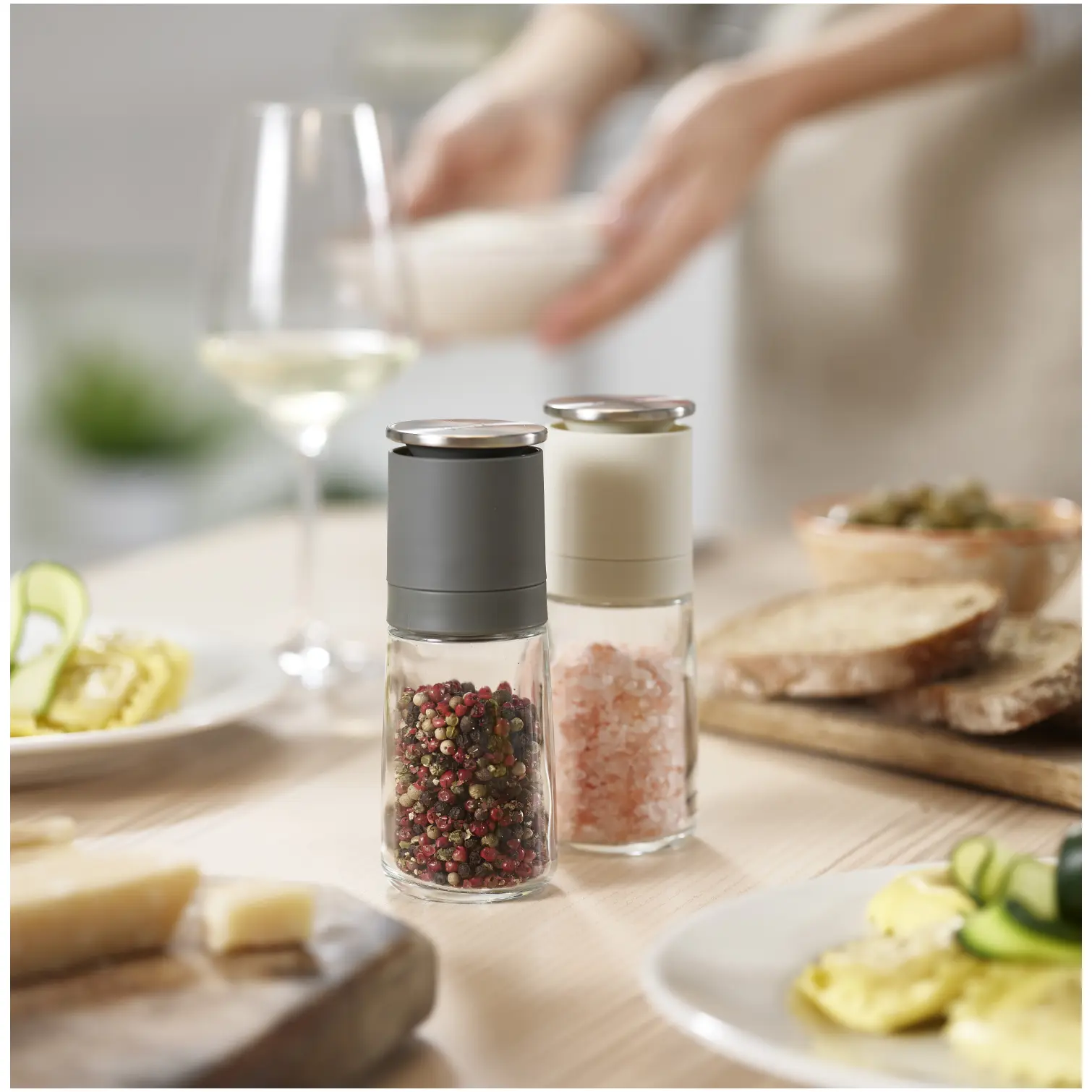 JPH0135_6 Joseph Joseph Duo No-Spill Salt & Pepper Set