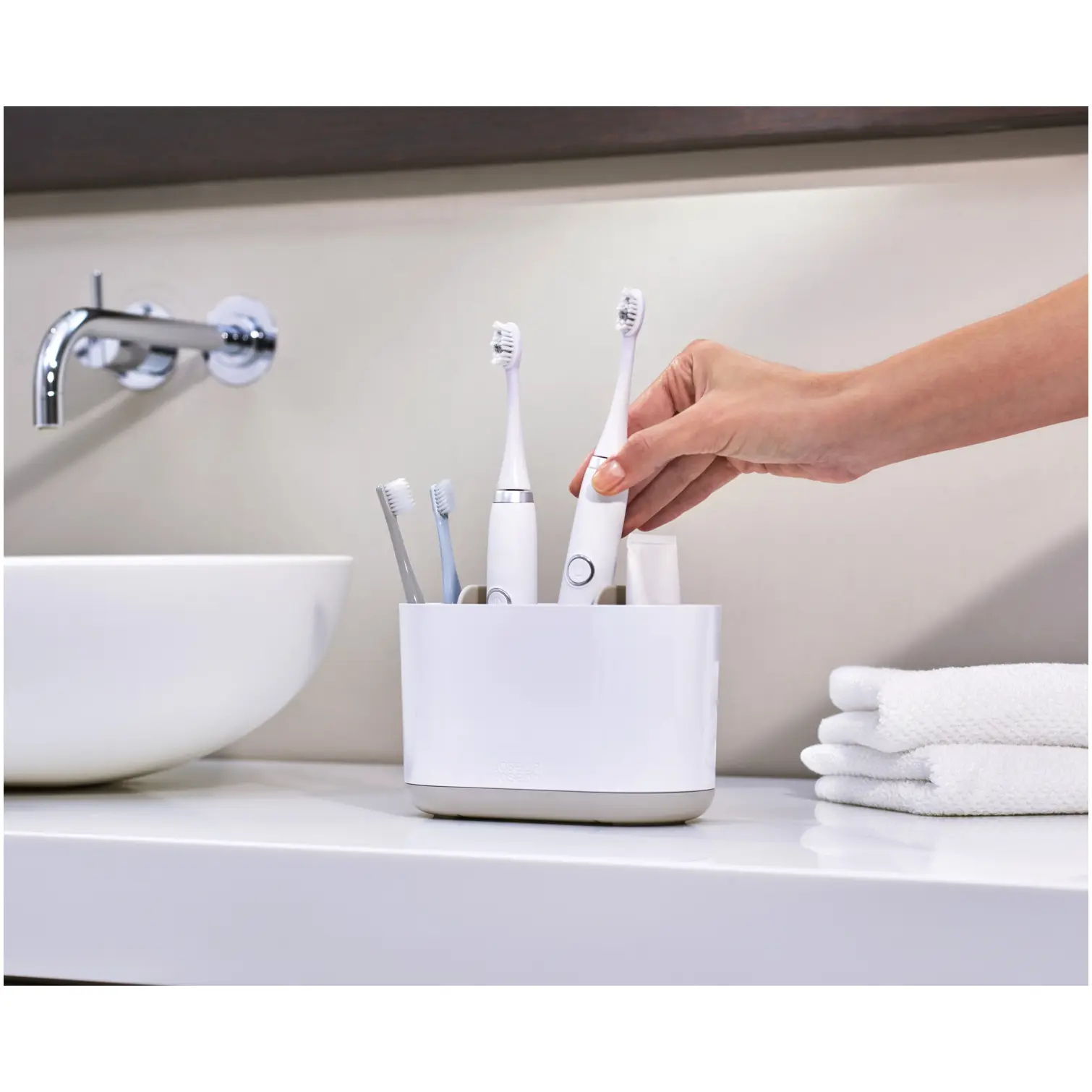 JPH0228_1 Joseph Joseph Duo Large Toothbrush Caddy