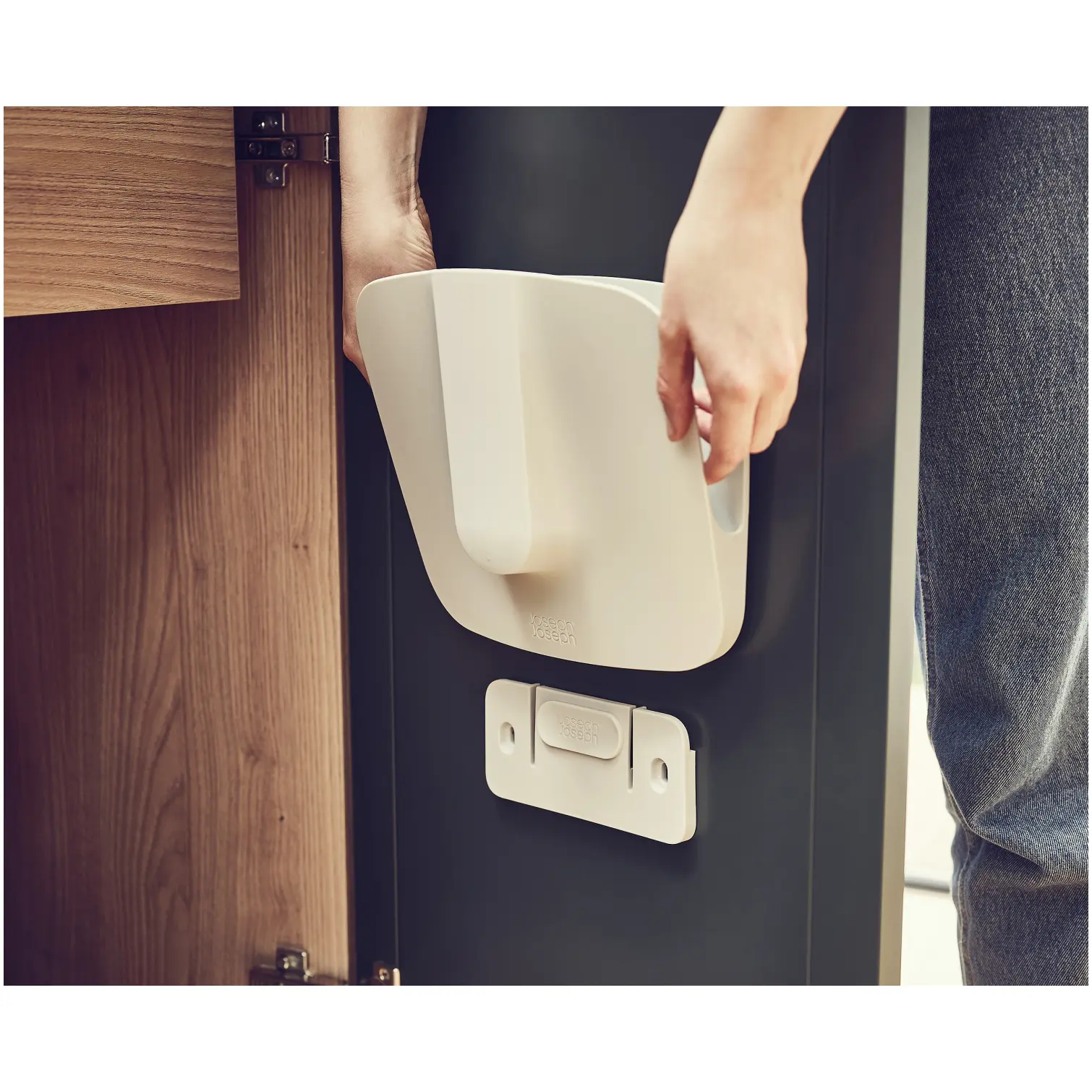 JPH0240_7 Joseph Joseph Cleanstore Dustpan & Brush