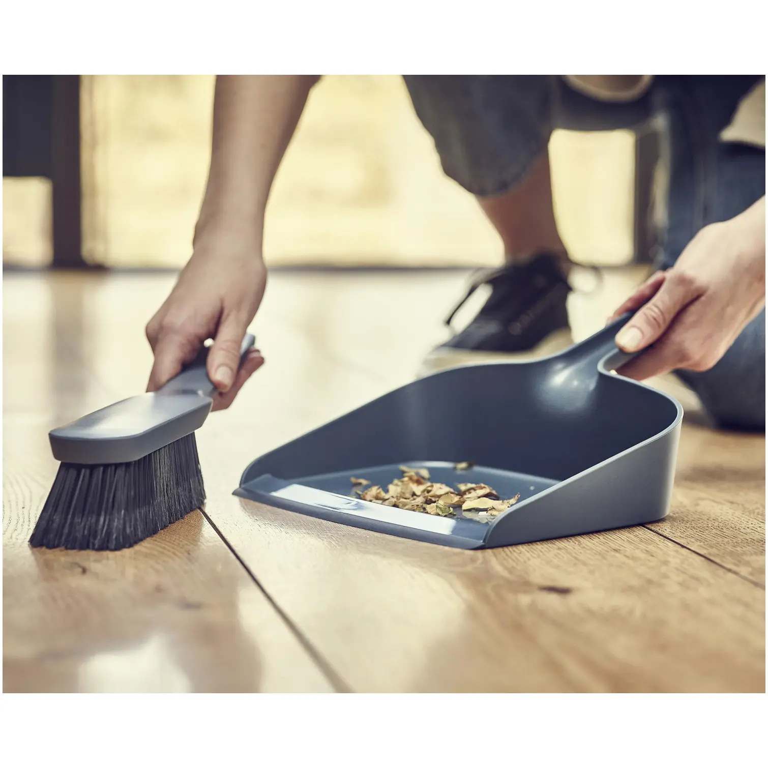 JPH0240_8 Joseph Joseph Cleanstore Dustpan & Brush