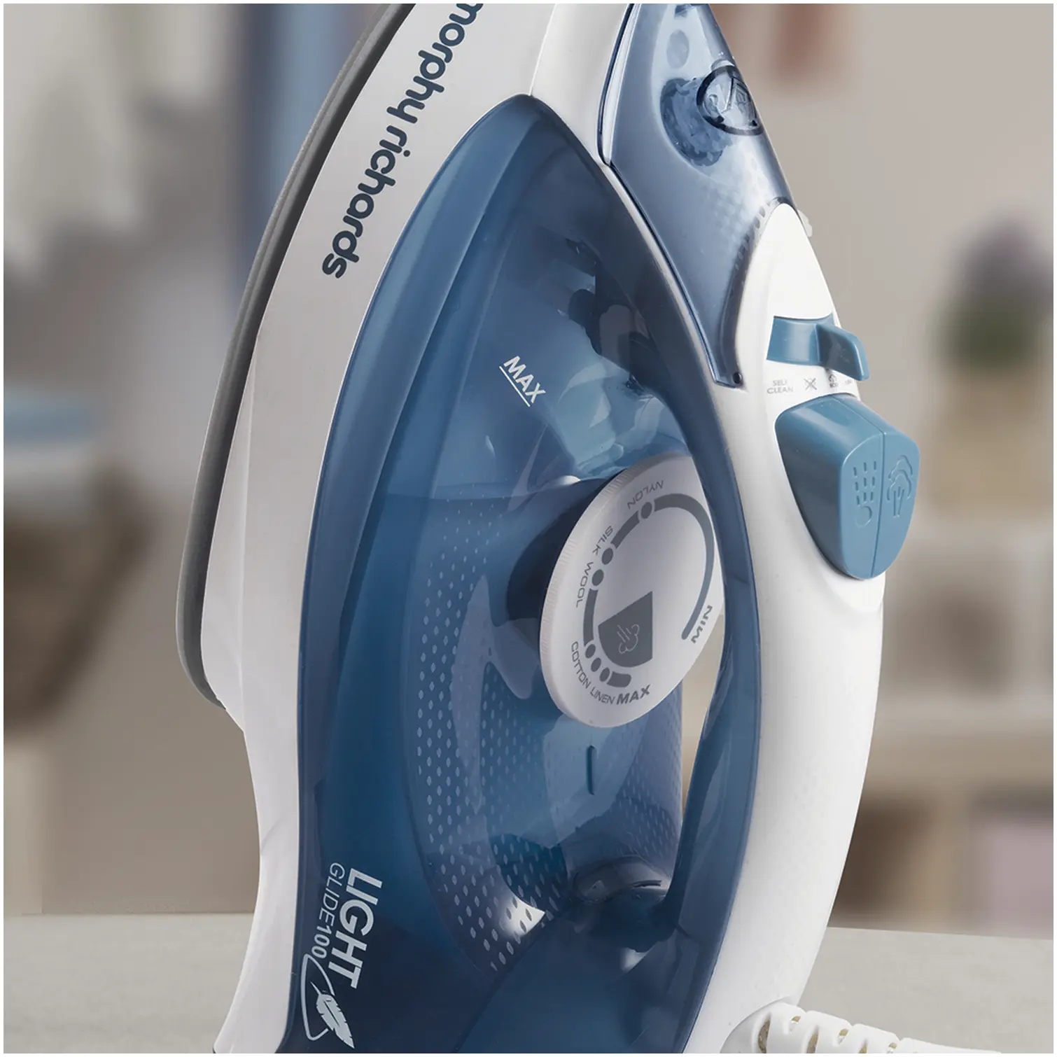 MOR0330_21 Morphy Richards 300401 Light Glide Iron 100