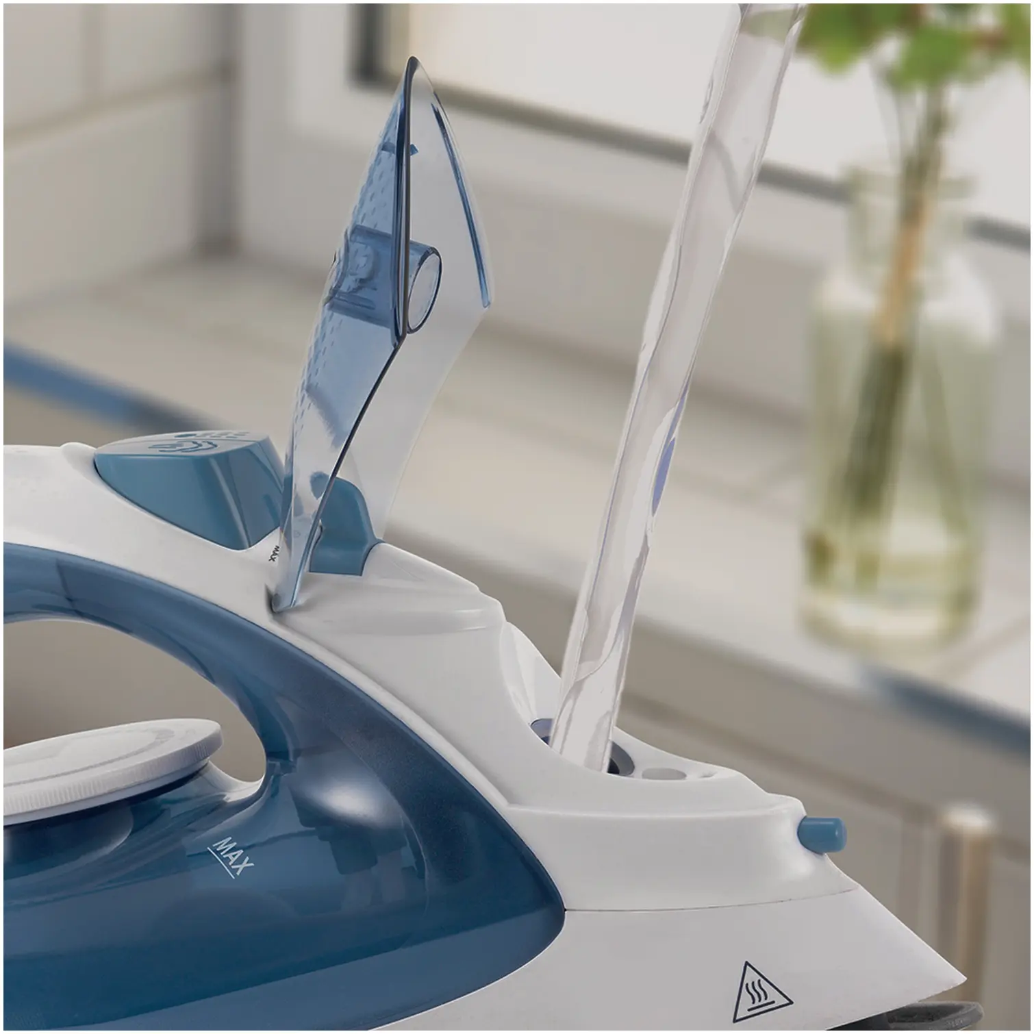 MOR0330_4 Morphy Richards 300401 Light Glide Iron 100