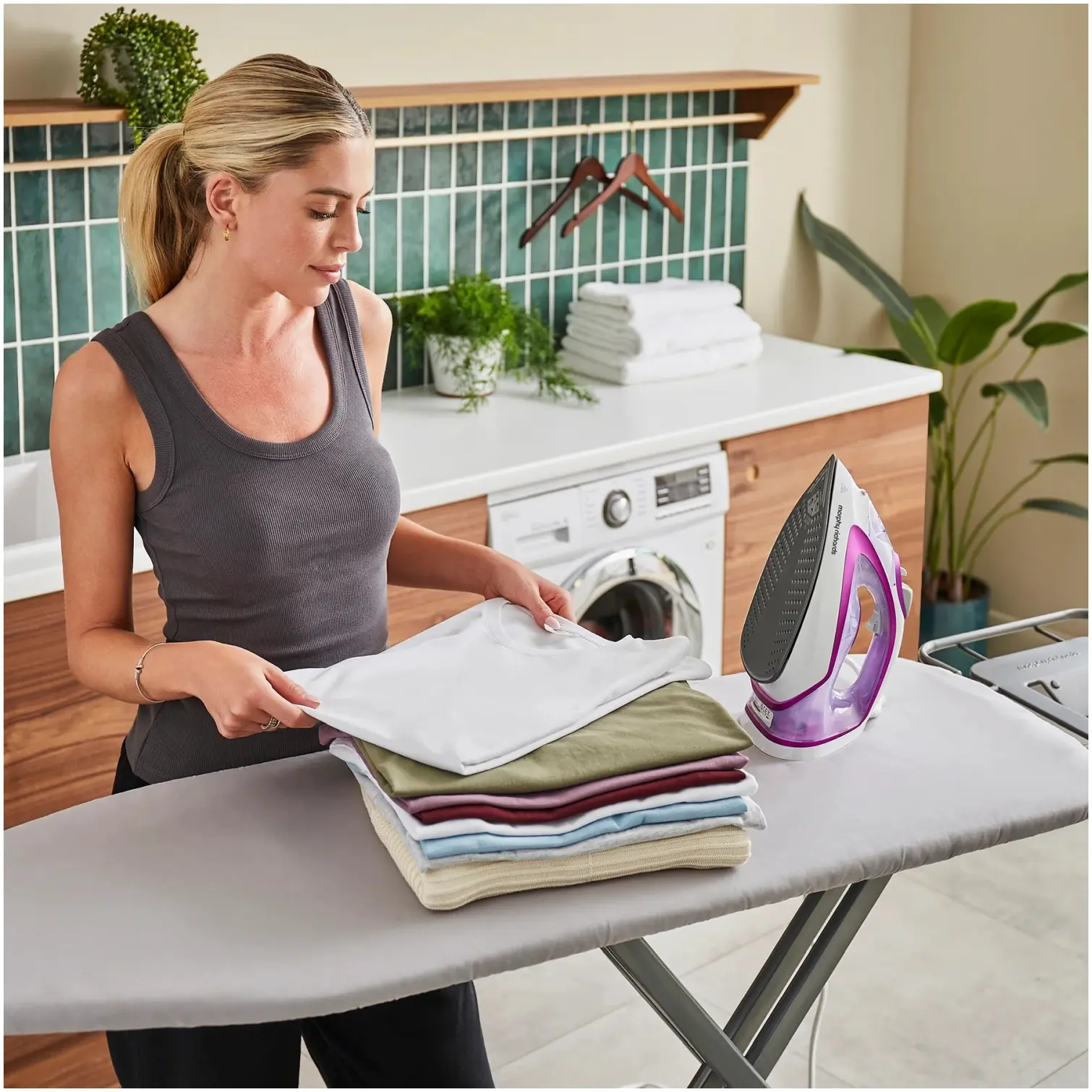 MOR0358_1 Morphy Richards 302000 Turbo Glide Iron 2800w