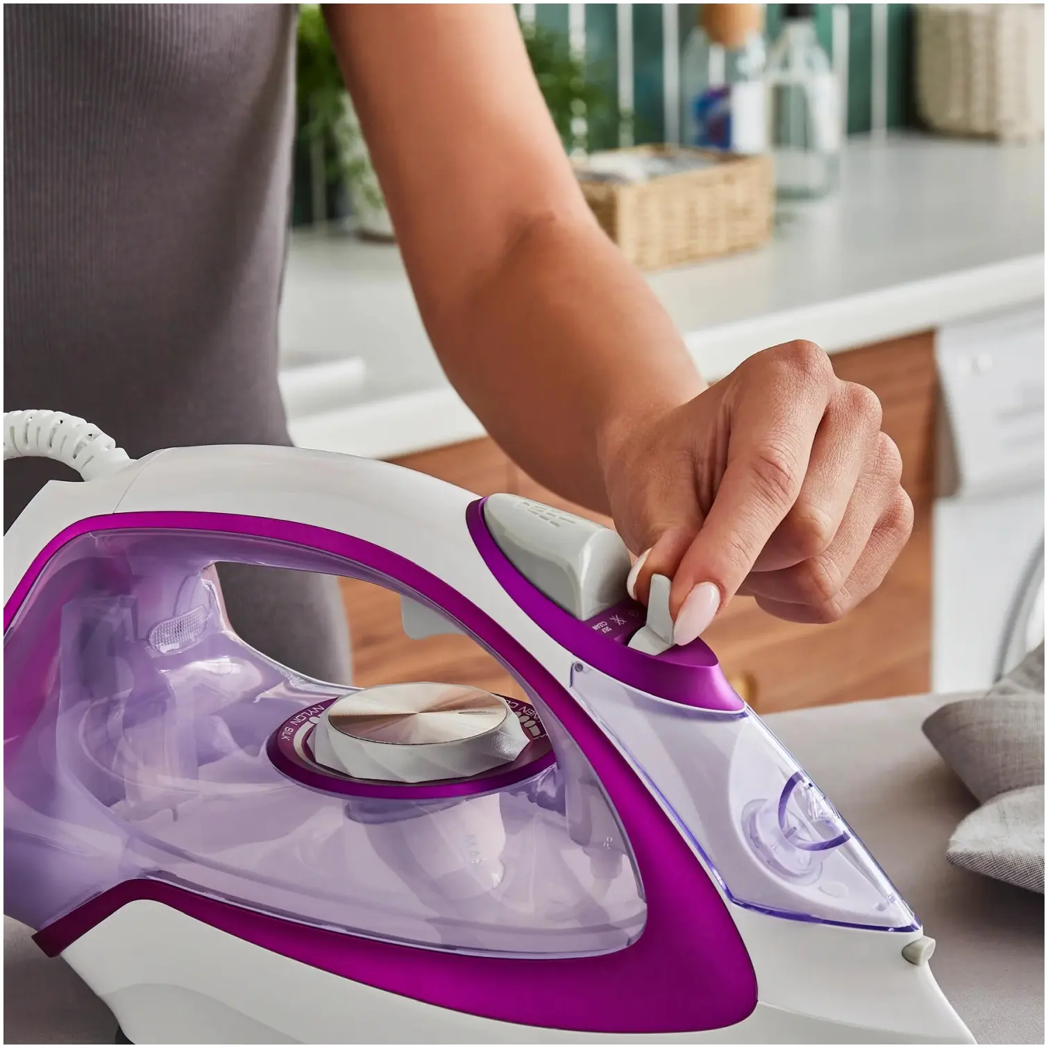 MOR0358_6 Morphy Richards 302000 Turbo Glide Iron 2800w