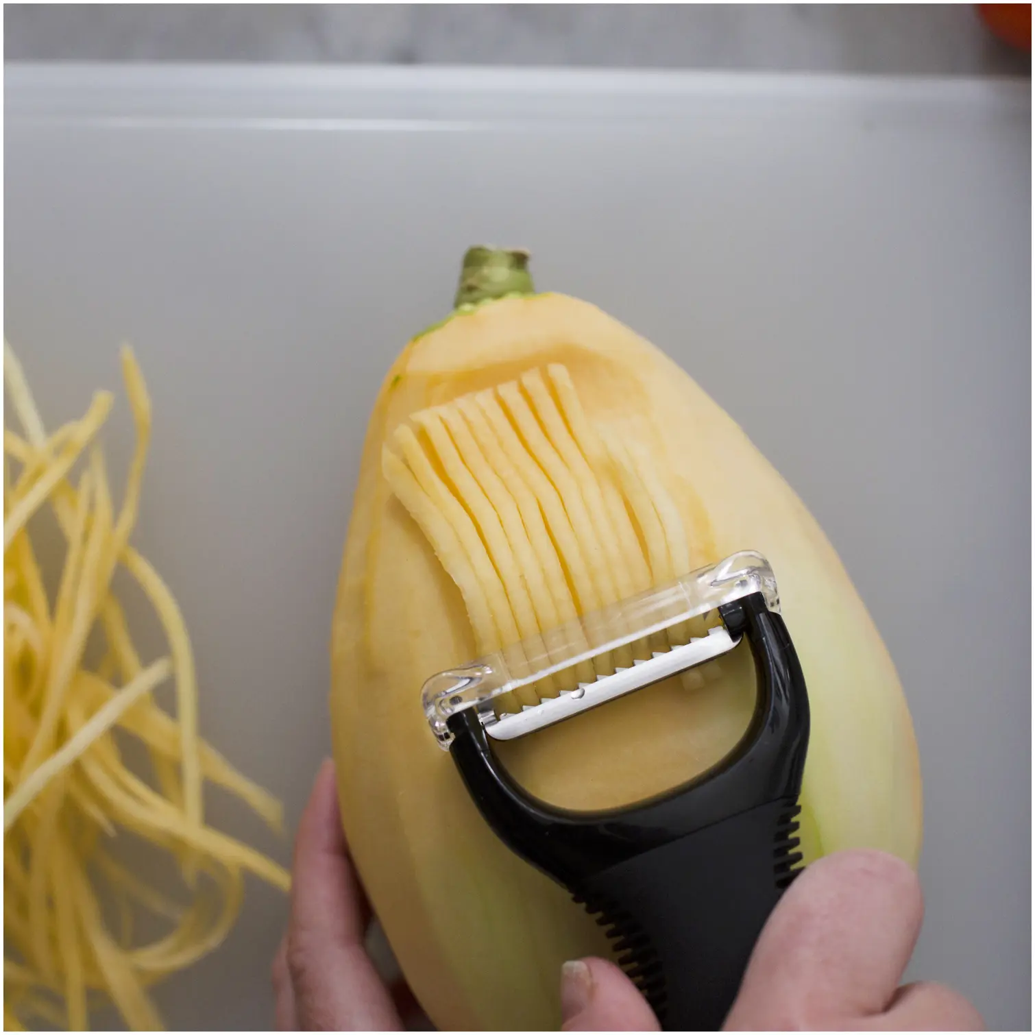 OXO0022_4 OXO Good Grips Julienne Peeler