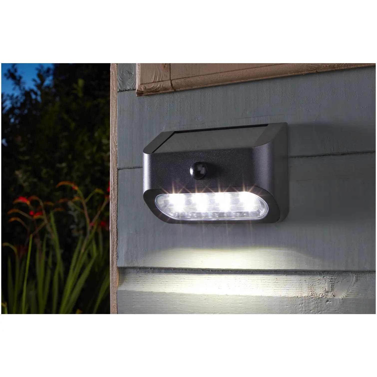 SMA0852_2 Smart Garden Sentinel Security Light With PIR Sensor
