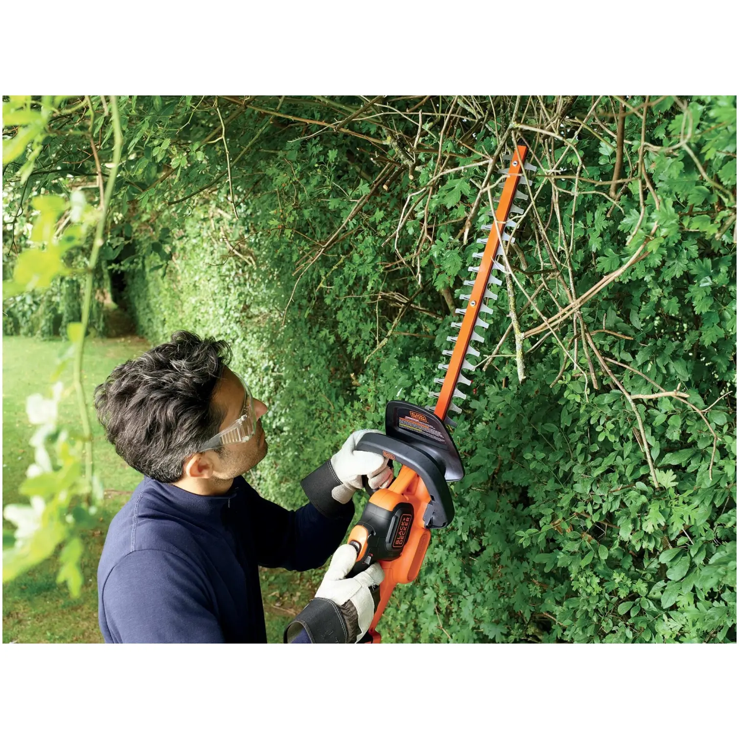 BDP0130_3 Black+Decker Li-ion Hedge Trimmer 18v 45cm