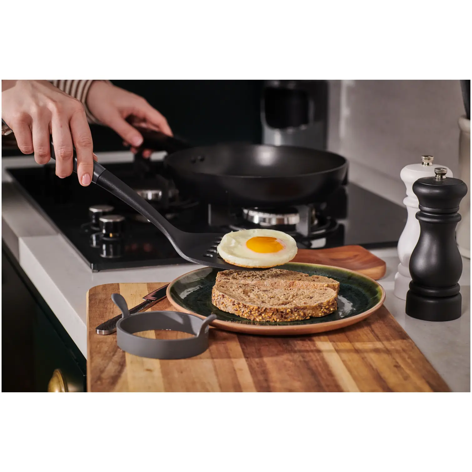 LEV0075_14 Culinaire Silicone Egg Ring