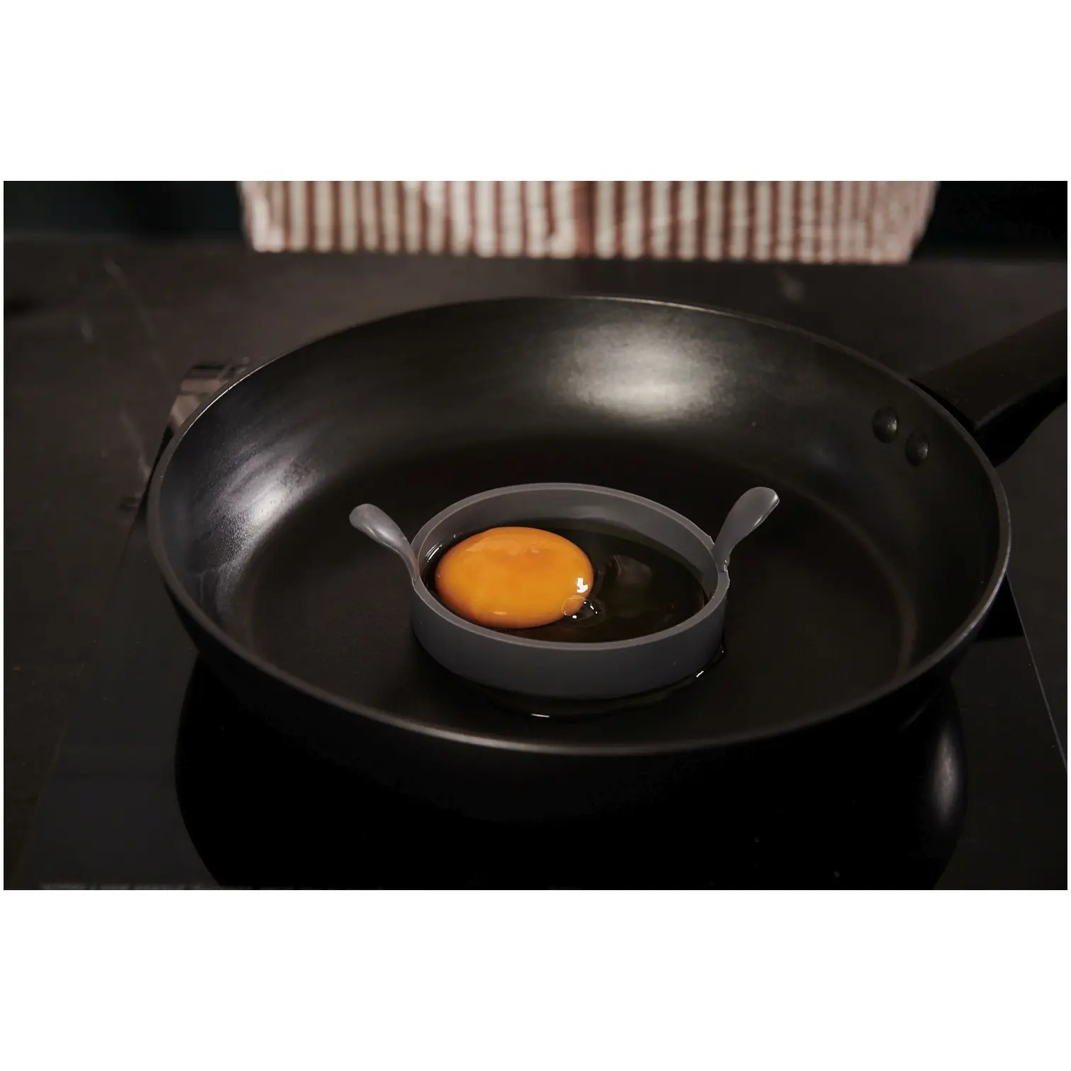 LEV0075_8 Culinaire Silicone Egg Ring