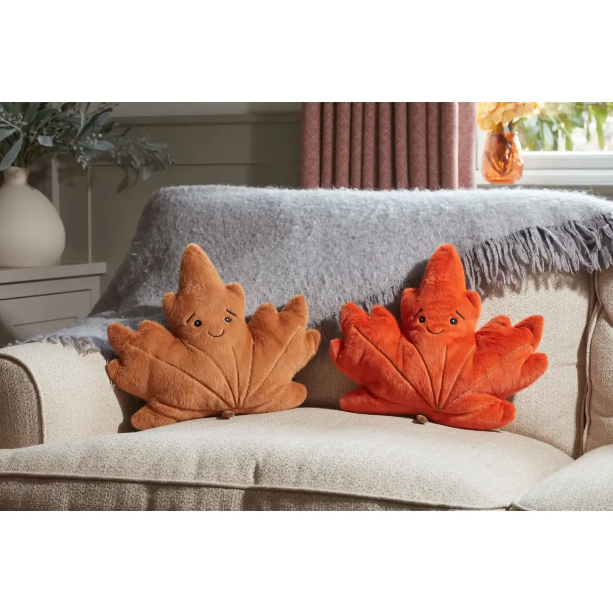 SMA0894_1 Maple Leaf Cushion Auburn