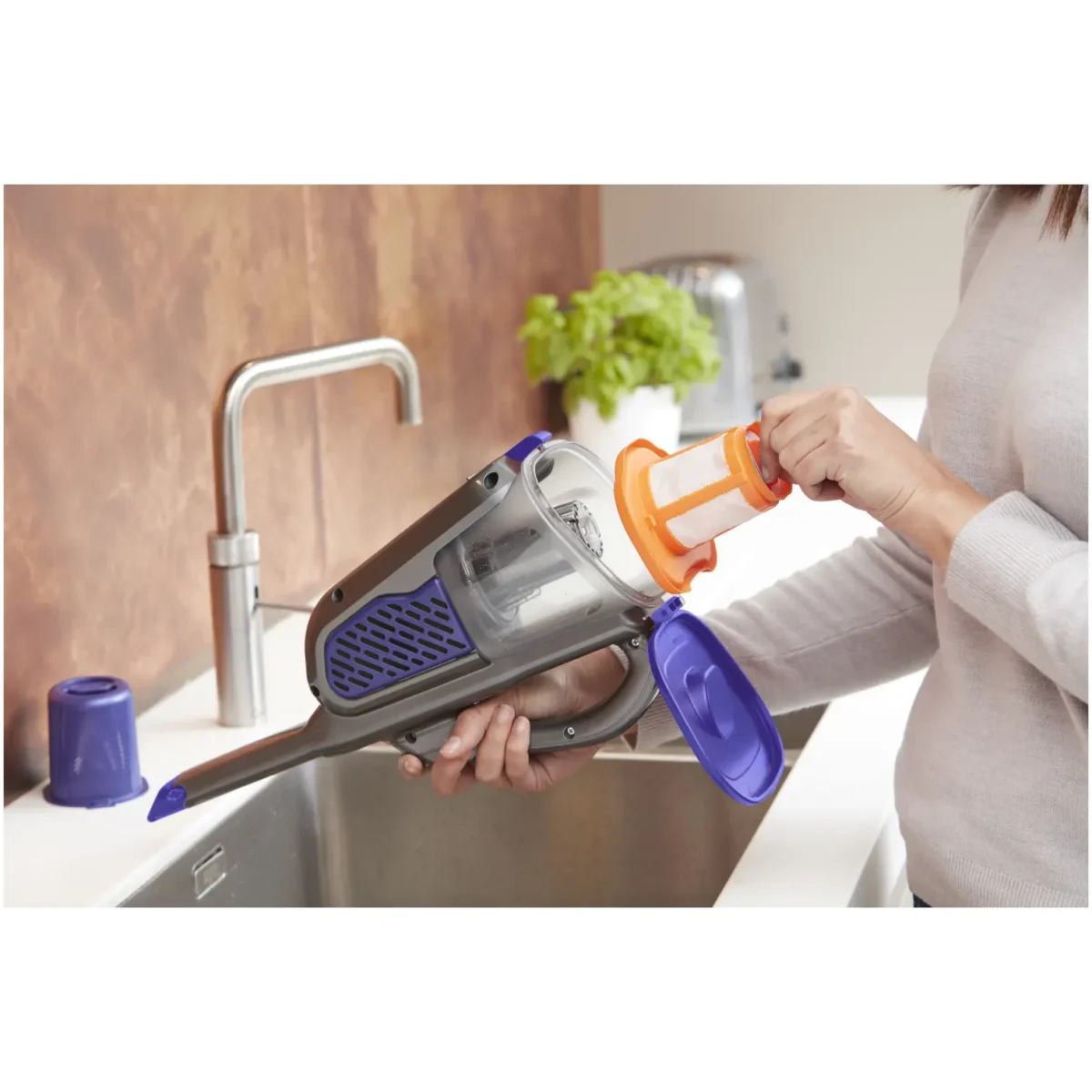 Black+Decker 18v Cordless Dustbuster - Image 17