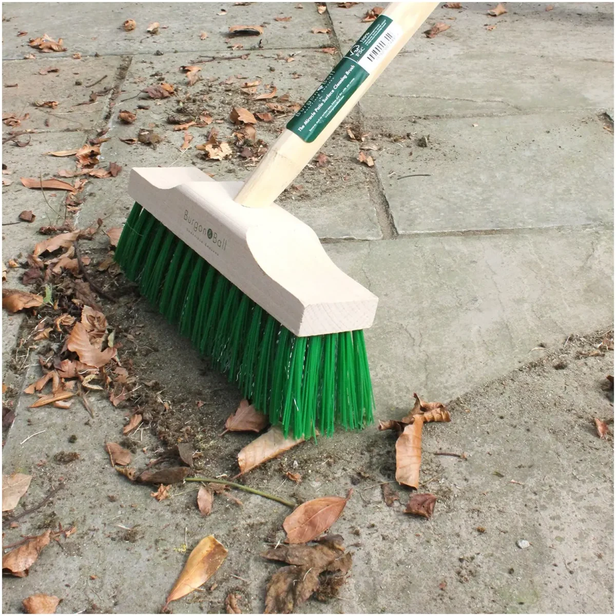 Burgon & Ball All-In-One Patio Cleaning Broom - Image 2