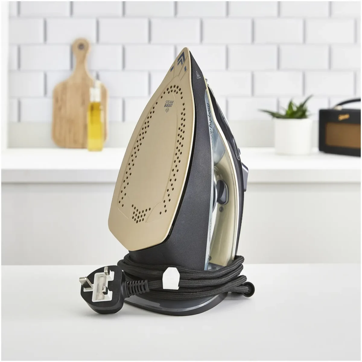Morphy Richards 300302 2400w Crystal Clear Gold Iron - Image 22